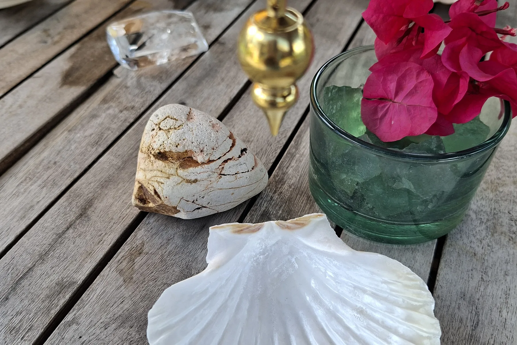 Objets naturels et pendule dans une ambiance harmonieuse